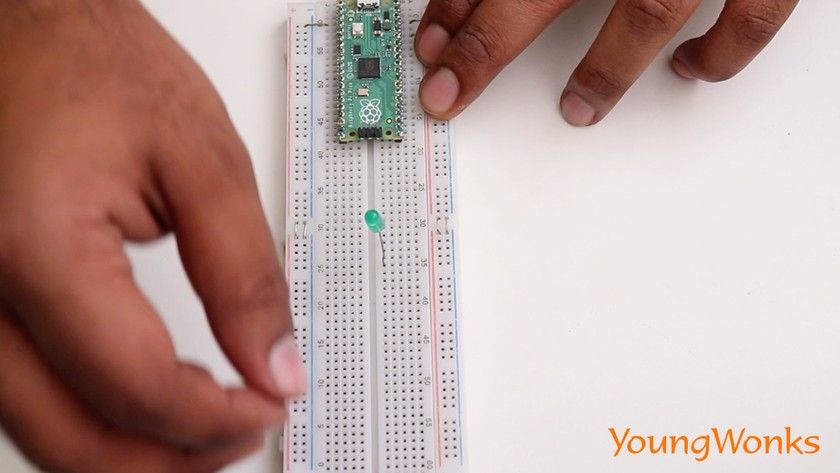 4 raspberrypi pico connection led breadboard